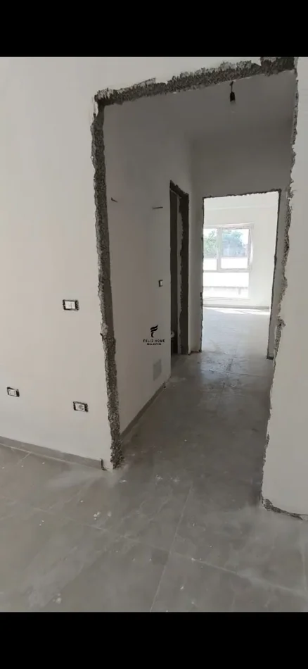 Tirane, jepet me qera zyre Kati 1, 94 m² 800 € (LAPRAKE)