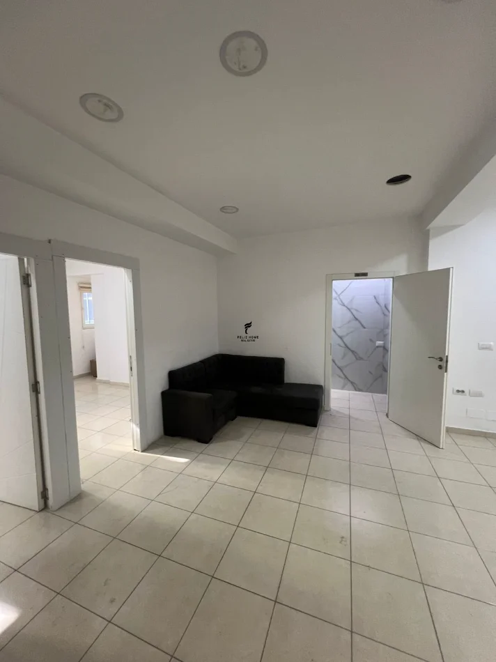 Tirane, jepet me qera zyre Kati 1, 90 m² 800 € (RRUGA E KAVAJES)