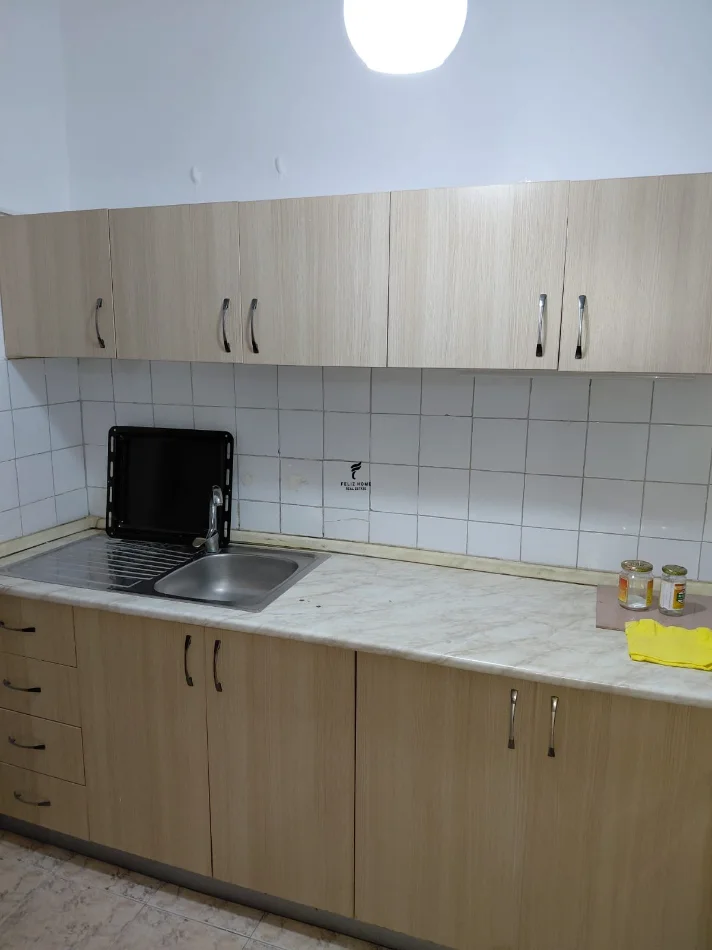Tirane, jepet me qera apartament 2+1 Kati 3, 71 m² 500 € (ALI DEMI)