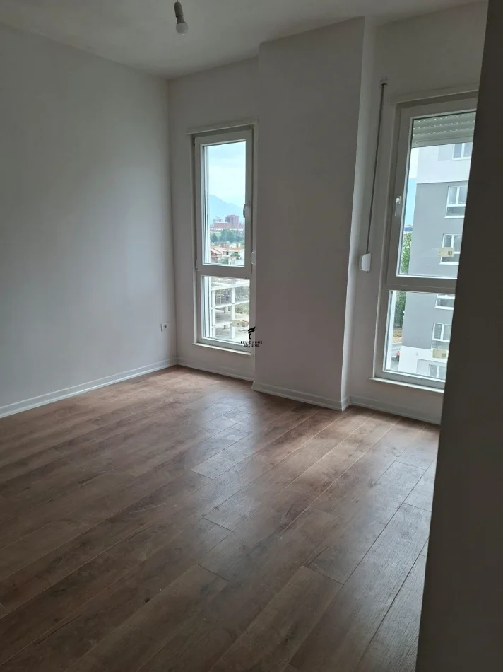 Tirane, jepet me qera zyre Kati 5, 72 m² 400 € (UNIVERS CITY)