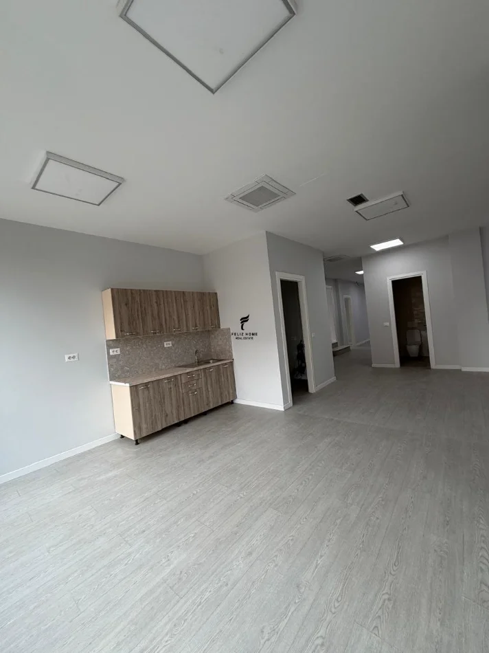 Tirane, jepet me qera zyre Kati 1, 404 m² 5.200 € (PAZARI I RI)