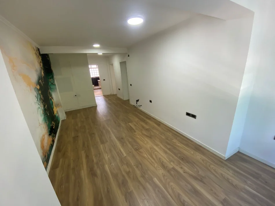 Tirane, jepet me qera zyre Kati 1, 80 m² 800 € (RRUGA E KAVAJES)