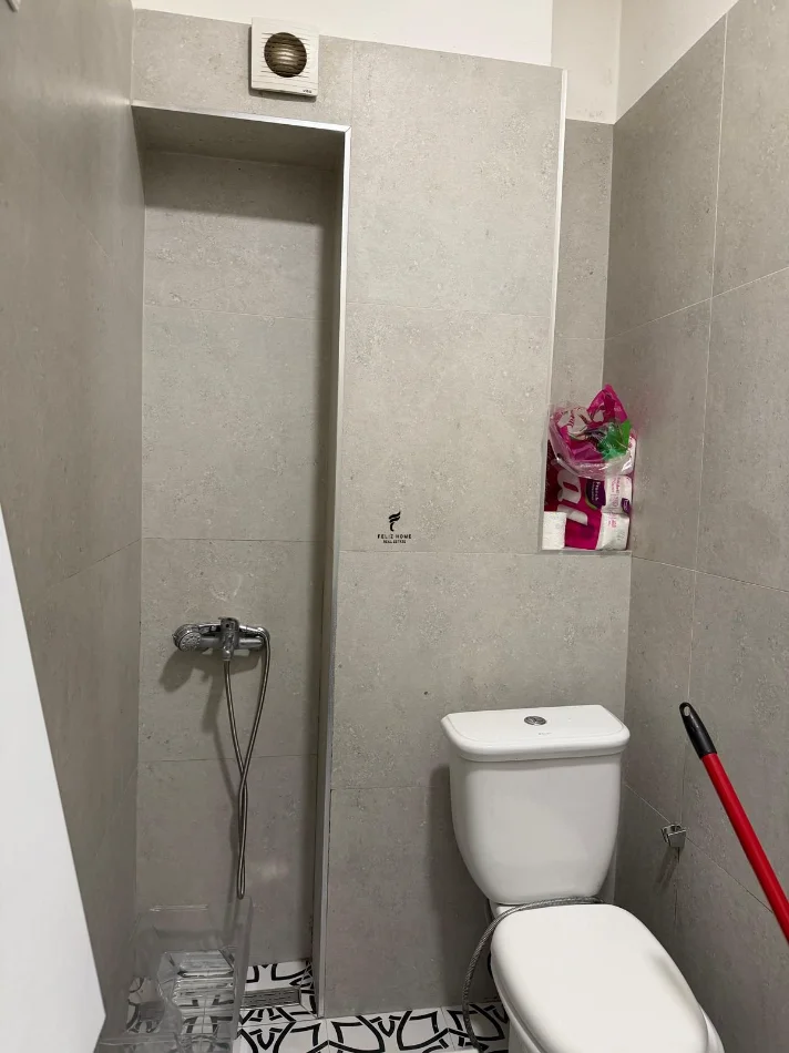 Tirane, jepet me qera apartament 1+1 Kati 1, 65 m² 500 € (RRUGA E BARRIKADAVE)