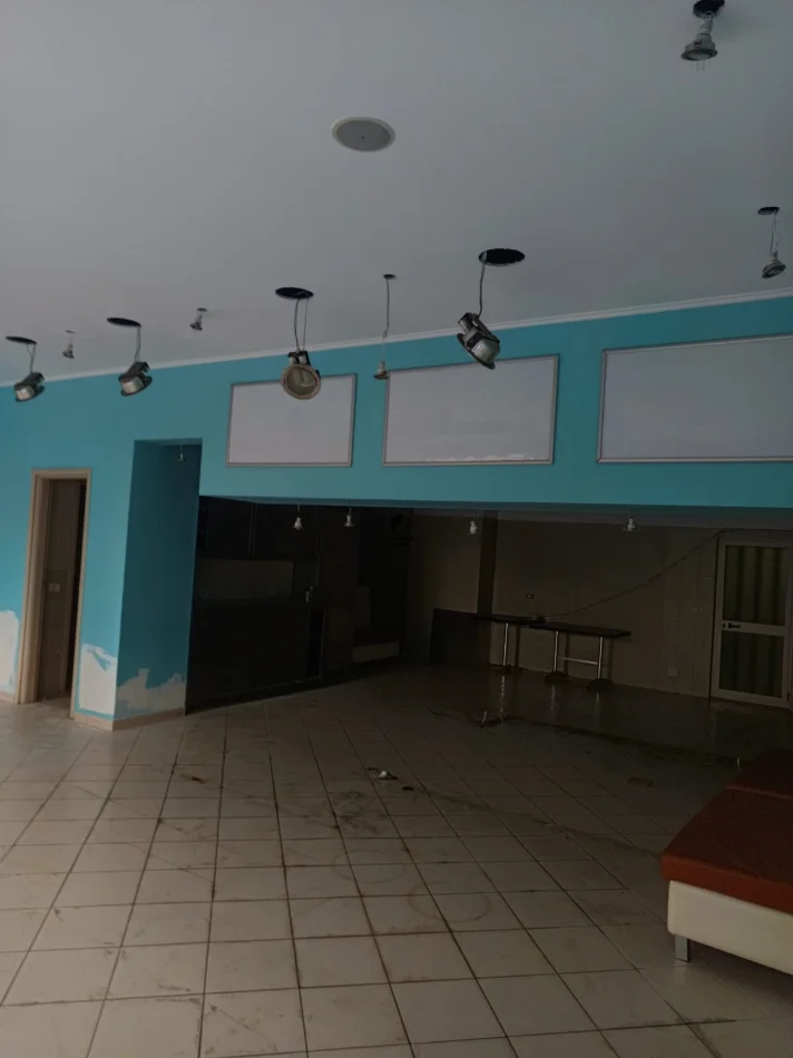 Tirane, jepet me qera dyqan Kati 0, 100 m² 1.000 € (KODRA E DIELLIT)
