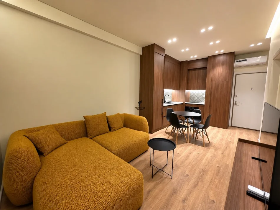 Tirane, jepet me qera apartament 1+1 Kati 8, 50 m² 470 € (ALI DEMI)