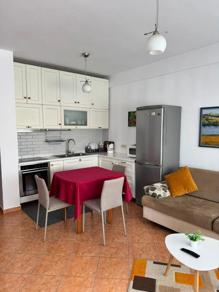 Tirane, jepet me qera apartament 1+1 Kati 3, 70 m² 550 € (KOMUNA E PARISIT)