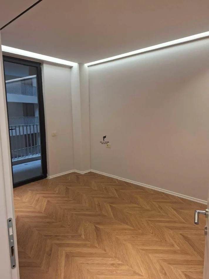 Tirane, jepet me qera zyre Kati 3, 116 m² 1.000 € (MINE PEZA)
