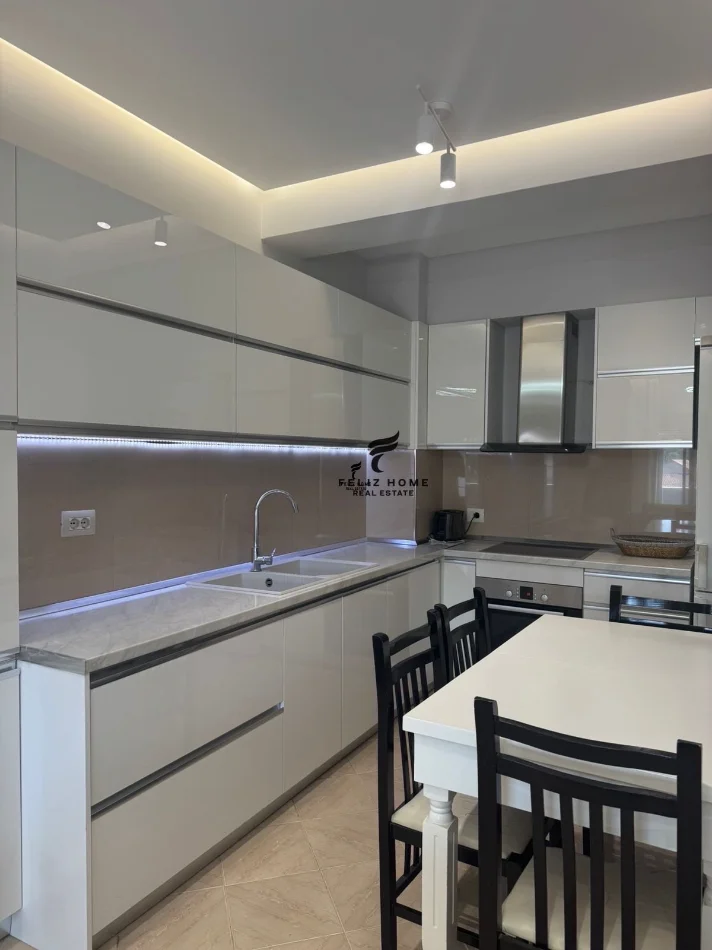 Tirane, jepet me qera apartament 2+1 Kati 5, 90 m² 500 € (SHKOLLA E BASHKUAR)