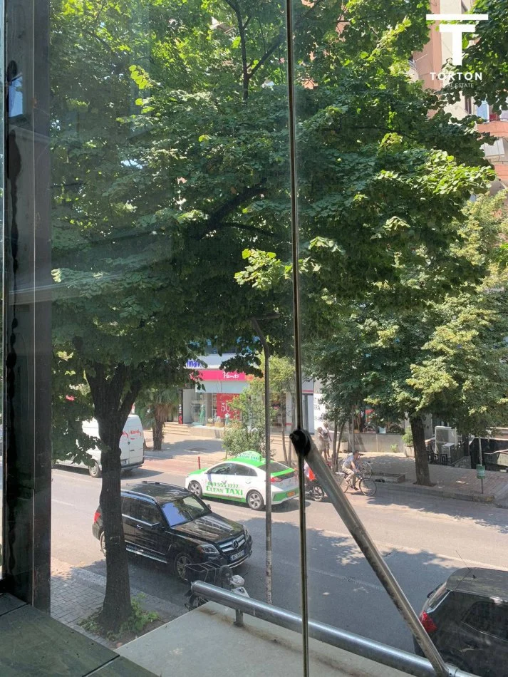 Tirane, jepet me qera ambjent biznesi Kati 0, 280 m² 7.000 € (Bllok)