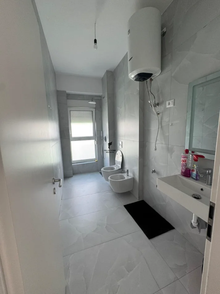 Tirane, jepet me qera zyre Kati 7, 65 m² 300 € (ALI DEMI)