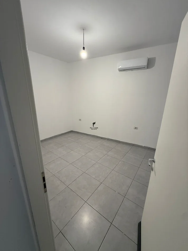 Tirane, jepet me qera apartament 2+1 Kati 1, 92 m² 700 € (QENDER)