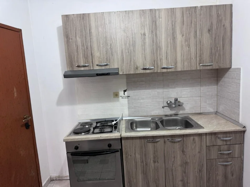 Tirane, jepet me qera apartament 1+1 Kati 1, 65 m² 350 € (LAPRAKE)