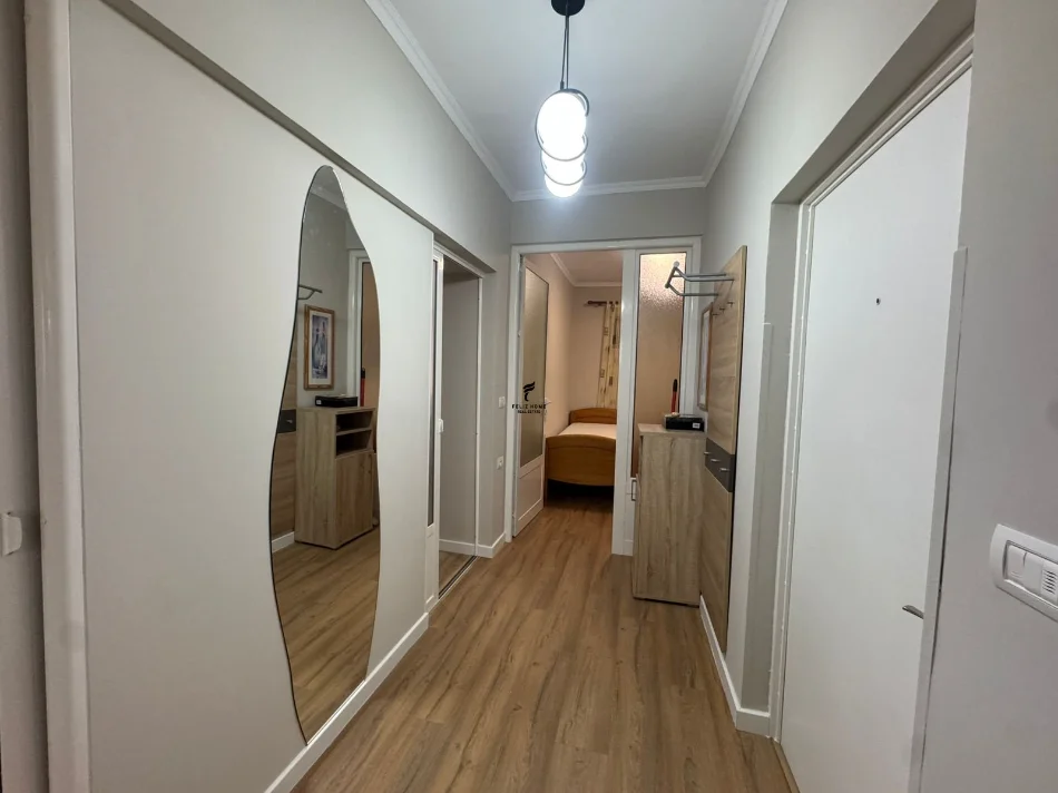 Tirane, jepet me qera apartament 1+1 Kati 1, 100 m² 900 € (BLLOKU)