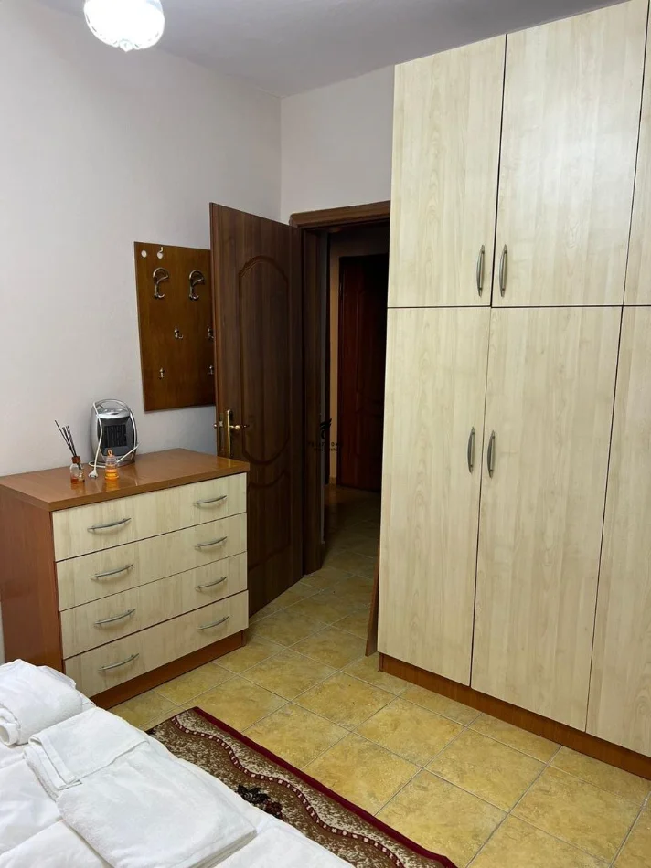 Tirane, jepet me qera apartament 1+1 Kati 1, 50 m² 600 € (MINE PEZA)