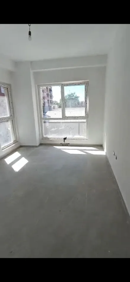 Tirane, jepet me qera zyre Kati 1, 94 m² 800 € (LAPRAKE)
