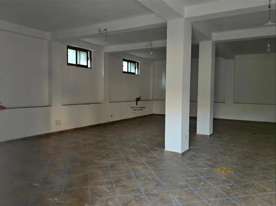 Tirane, jepet me qera magazine Kati 0, 100 m² 520 € (OXHAKU)