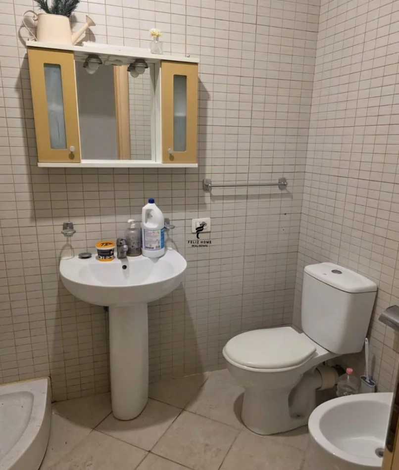 Tirane, jepet me qera zyre Kati 1, 105 m² 650 € (21 DHJETORI)