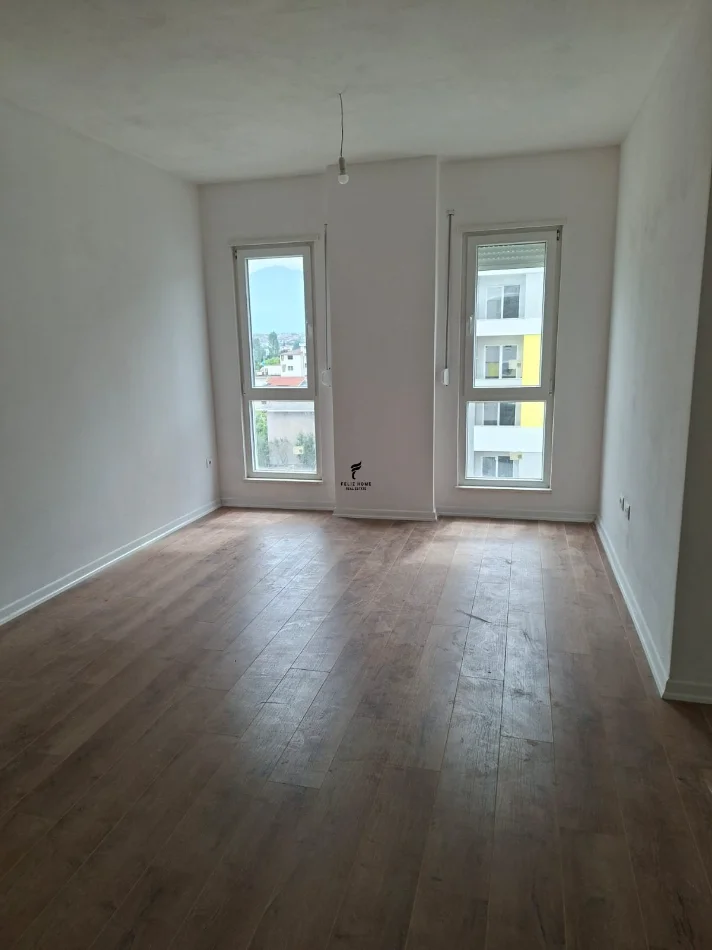Tirane, jepet me qera zyre Kati 5, 72 m² 400 € (UNIVERS CITY)