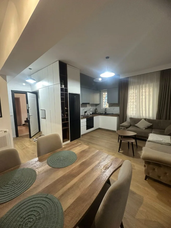 Tirane, jepet me qera apartament 2+1 Kati 2, 90 m² 1.000 € (PAZARI I RI)