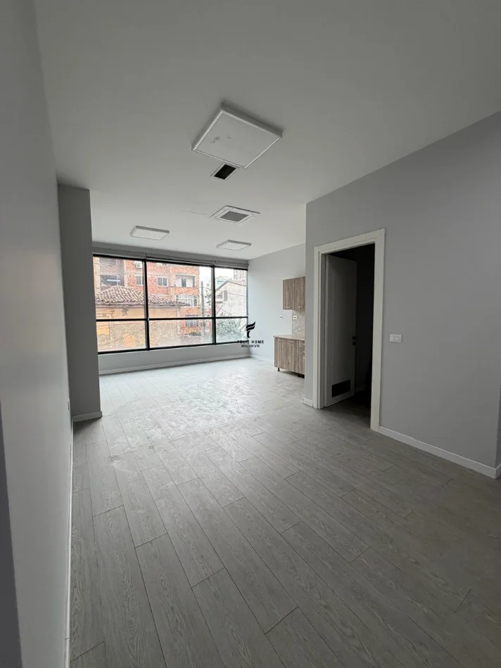 Tirane, jepet me qera zyre Kati 1, 404 m² 5.200 € (PAZARI I RI)