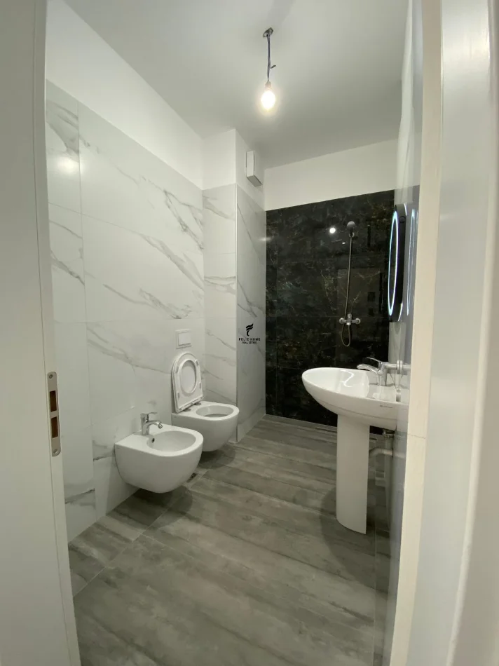 Tirane, jepet me qera zyre Kati 6, 72 m² 700 € (KOMUNA E PARISIT)