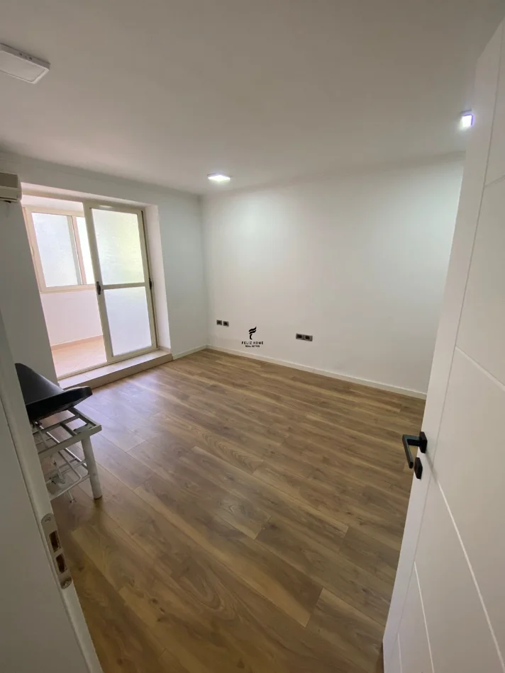 Tirane, jepet me qera zyre Kati 1, 80 m² 800 € (RRUGA E KAVAJES)
