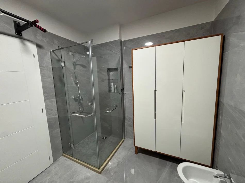 Tirane, jepet me qera garsonier Kati 9, 53 m² 450 € (VILAT GJERMANE)