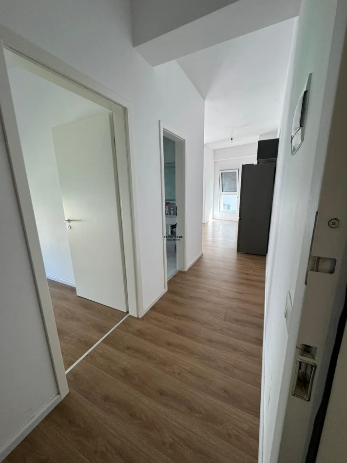 Tirane, jepet me qera zyre Kati 7, 65 m² 300 € (ALI DEMI)