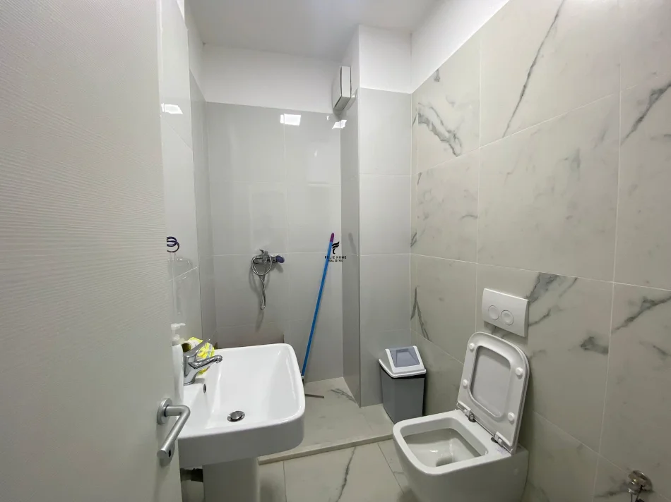Tirane, jepet me qera zyre Kati 1, 110 m² 1.200 € (KOMUNA E PARISIT)