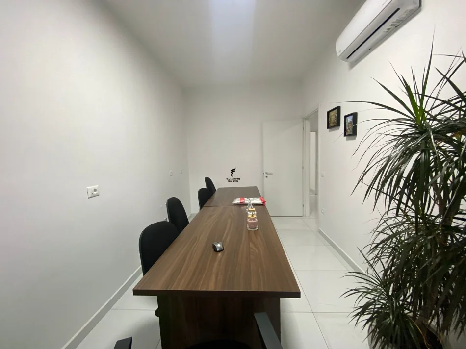 Tirane, jepet me qera zyre Kati 1, 110 m² 1.200 € (KOMUNA E PARISIT)