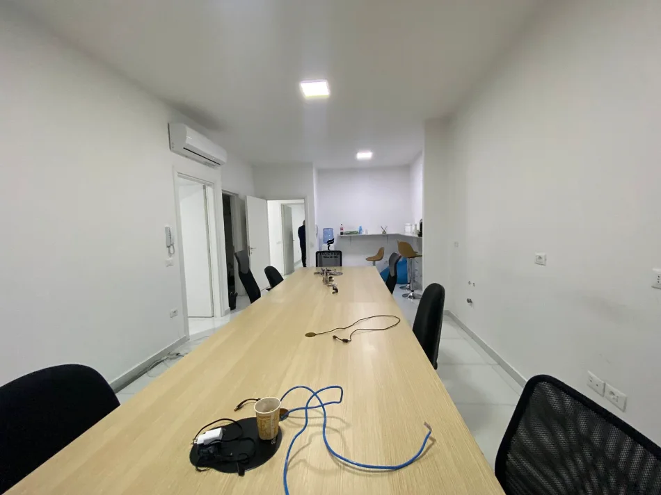 Tirane, jepet me qera zyre Kati 1, 110 m² 1.200 € (KOMUNA E PARISIT)