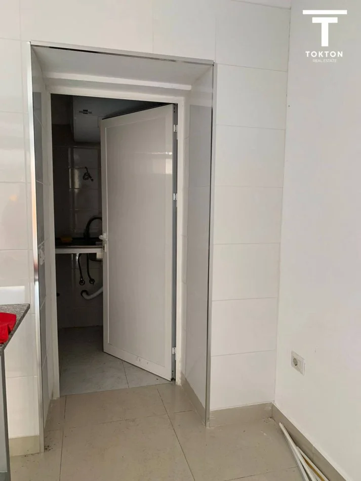 Tirane, jepet me qera dyqan Kati 0, 26 m² 500 € (bllok)