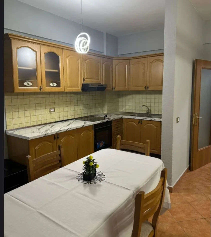 Tirane, jepet me qera apartament 2+1 Kati 5, 100 m² 600 € (MYSLYM SHYRI)