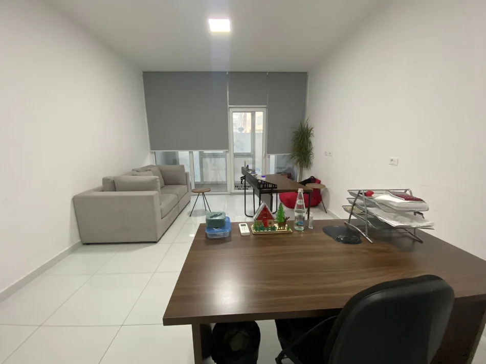 Tirane, jepet me qera zyre Kati 1, 110 m² 1.200 € (KOMUNA E PARISIT)