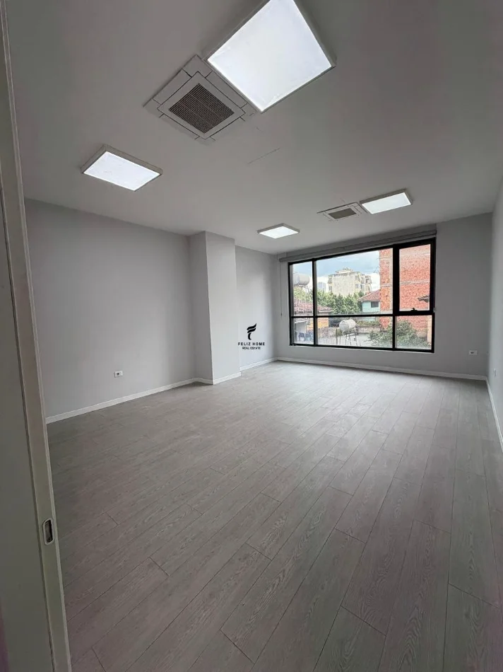 Tirane, jepet me qera zyre Kati 1, 404 m² 5.200 € (PAZARI I RI)