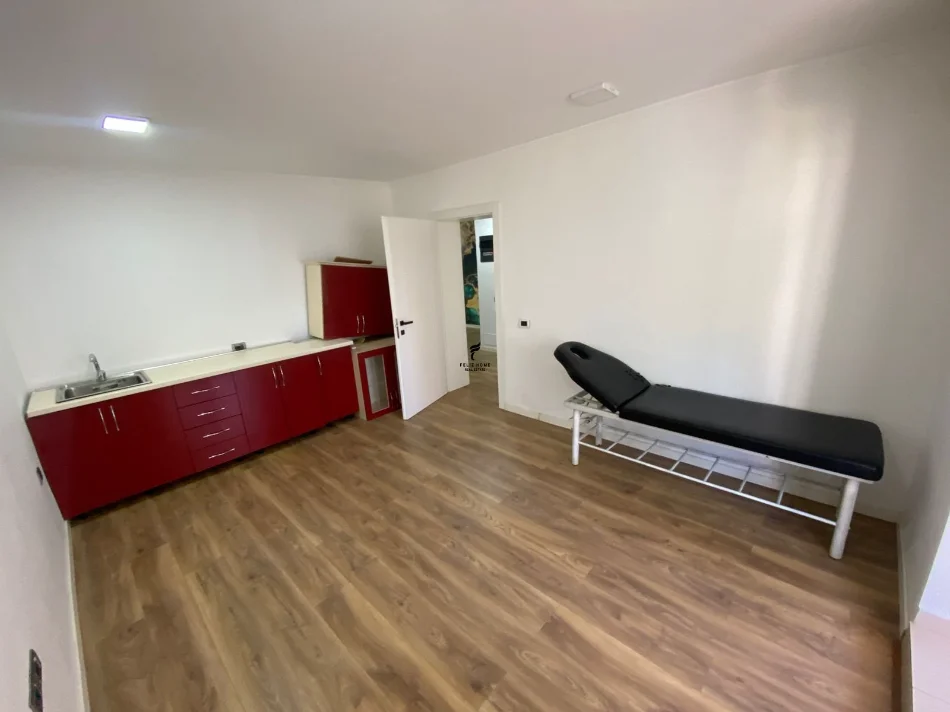 Tirane, jepet me qera zyre Kati 1, 80 m² 800 € (RRUGA E KAVAJES)