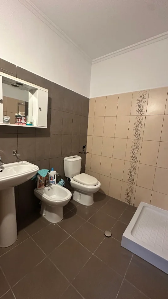 Tirane, jepet me qera apartament 2+1 Kati 5, 75 m² 800 € (SHESHI WILLSON)