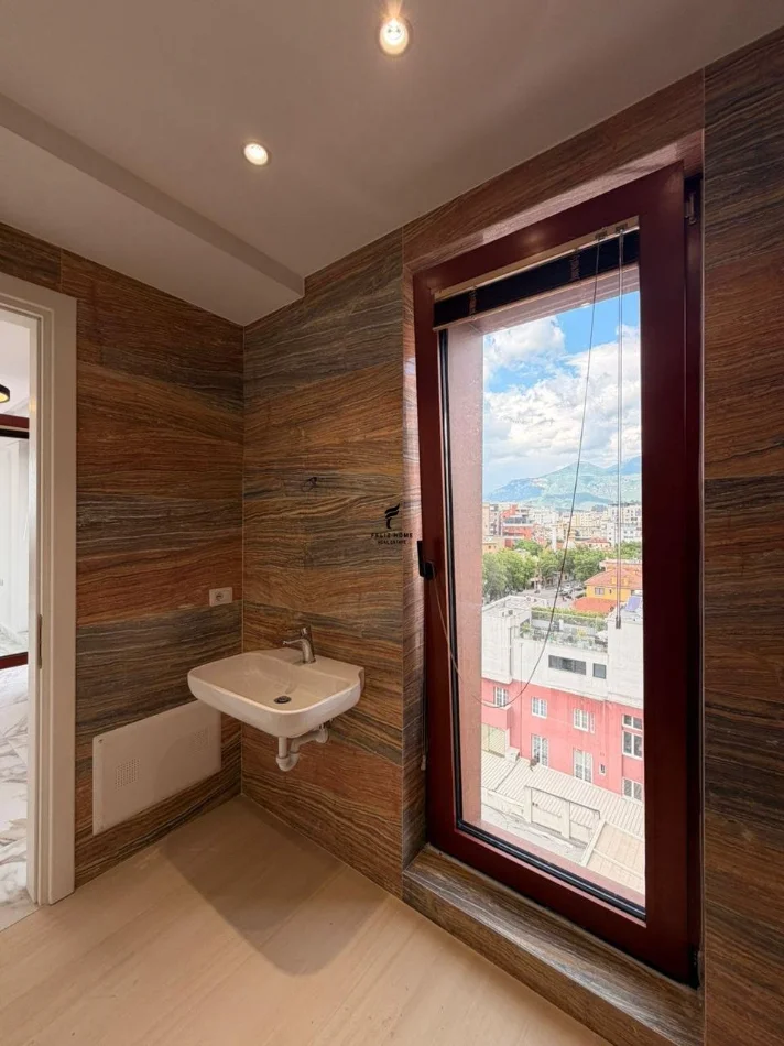 Tirane, jepet me qera zyre Kati 7, 70 m² 1.200 € (RRUGA E KAVAJES)