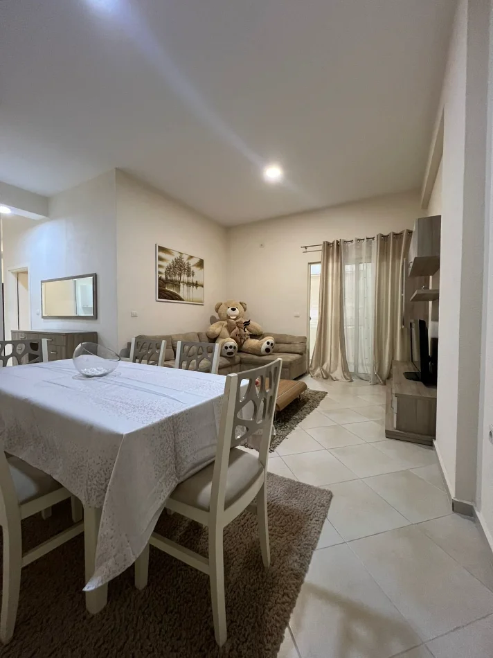 Tirane, jepet me qera apartament 1+1 Kati 1, 65 m² 400 € (FRESKU)