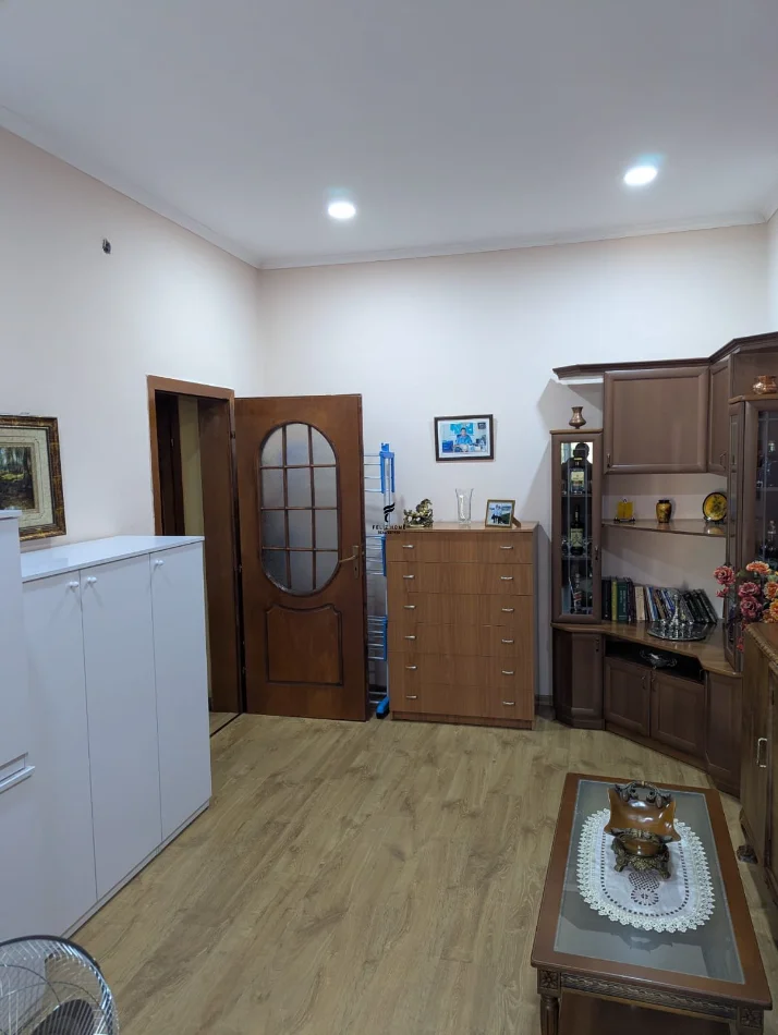 Tirane, jepet me qera apartament 3+1 Kati 3, 150 m² 1.500 € (RRUGA E DIBRES)