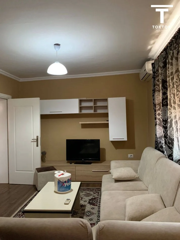 Tirane, jepet me qera 1+1 Kati 4, 60 m² 500 € (Bllok)