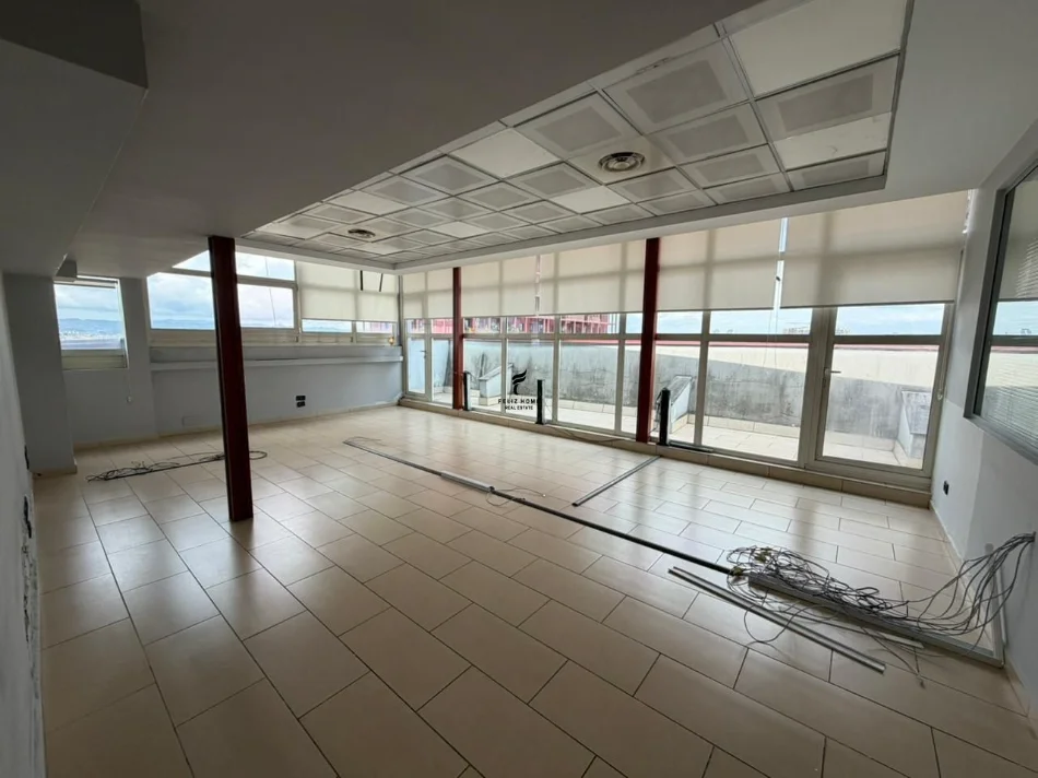 Tirane, jepet me qera zyre Kati 9, 450 m² 6.000 € (RRUGA E KAVAJES)