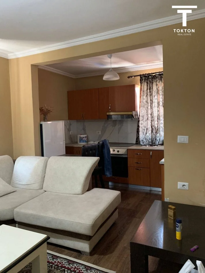 Tirane, jepet me qera 1+1 Kati 4, 60 m² 500 € (Bllok)