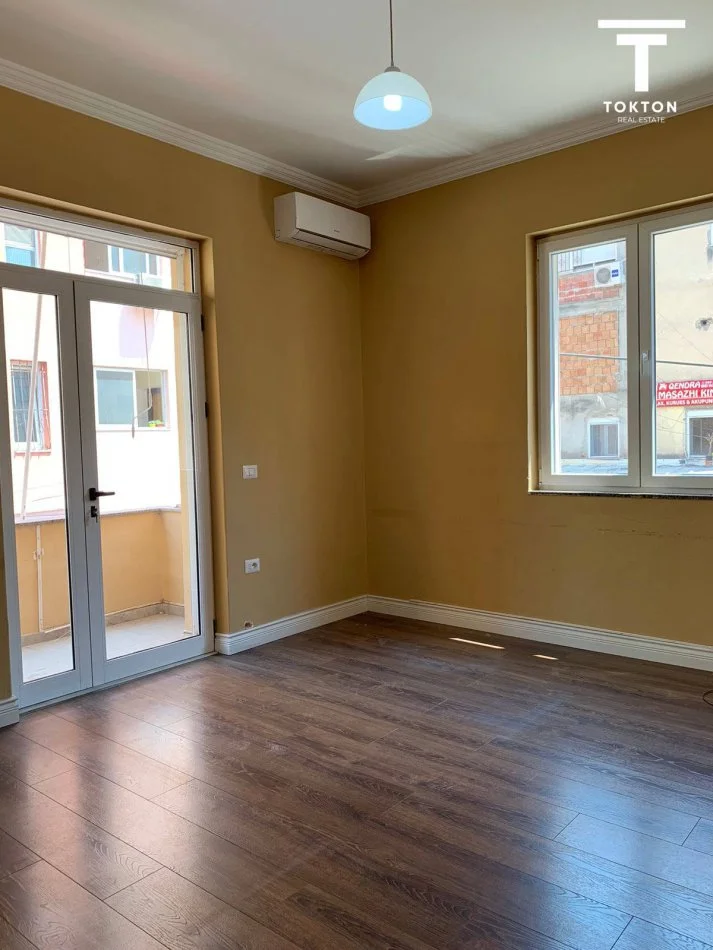 Tirane, jepet me qera apartament 2+1 Kati 2, 94 m² 850 € (Bllok)