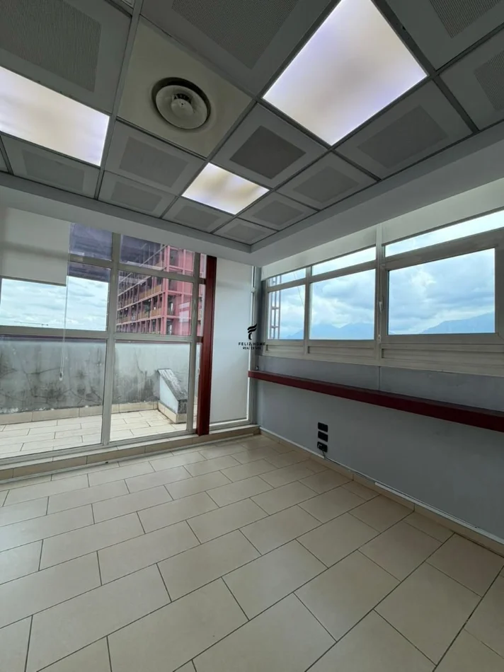 Tirane, jepet me qera zyre Kati 9, 450 m² 6.000 € (RRUGA E KAVAJES)