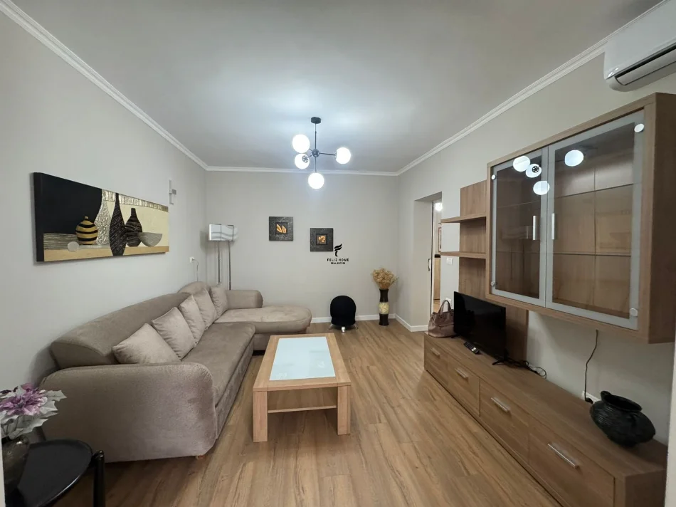 Tirane, jepet me qera apartament 1+1 Kati 1, 100 m² 900 € (BLLOKU)