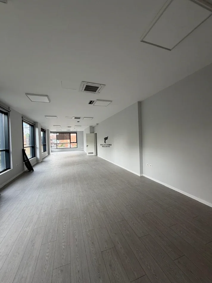 Tirane, jepet me qera zyre Kati 1, 404 m² 5.200 € (PAZARI I RI)