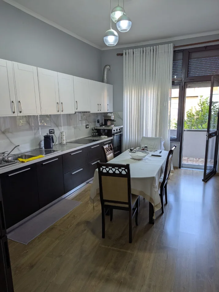 Tirane, jepet me qera apartament 3+1 Kati 3, 150 m² 1.500 € (RRUGA E DIBRES)