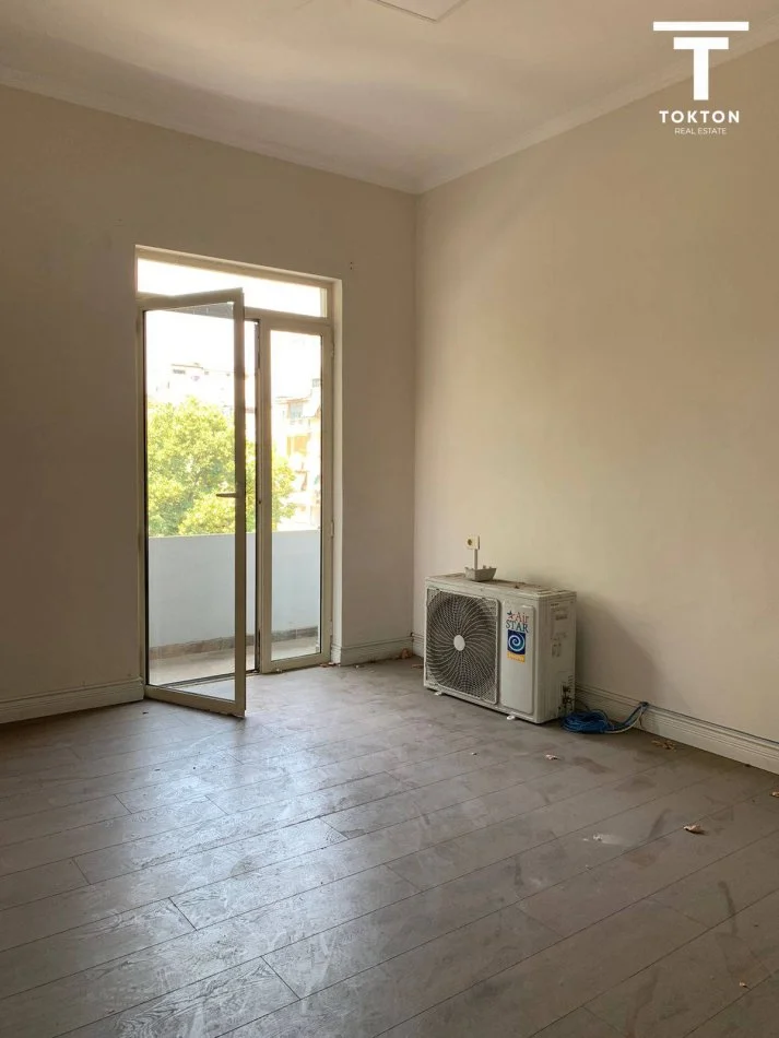 Tirane, jepet me qera apartament 2+1+Ballkon Kati 3, 96 m² 1.000 € (Bllok)