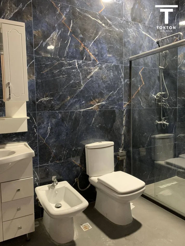 Tirane, jepet me qera apartament 2+1+Ballkon Kati 3, 96 m² 1.000 € (Bllok)